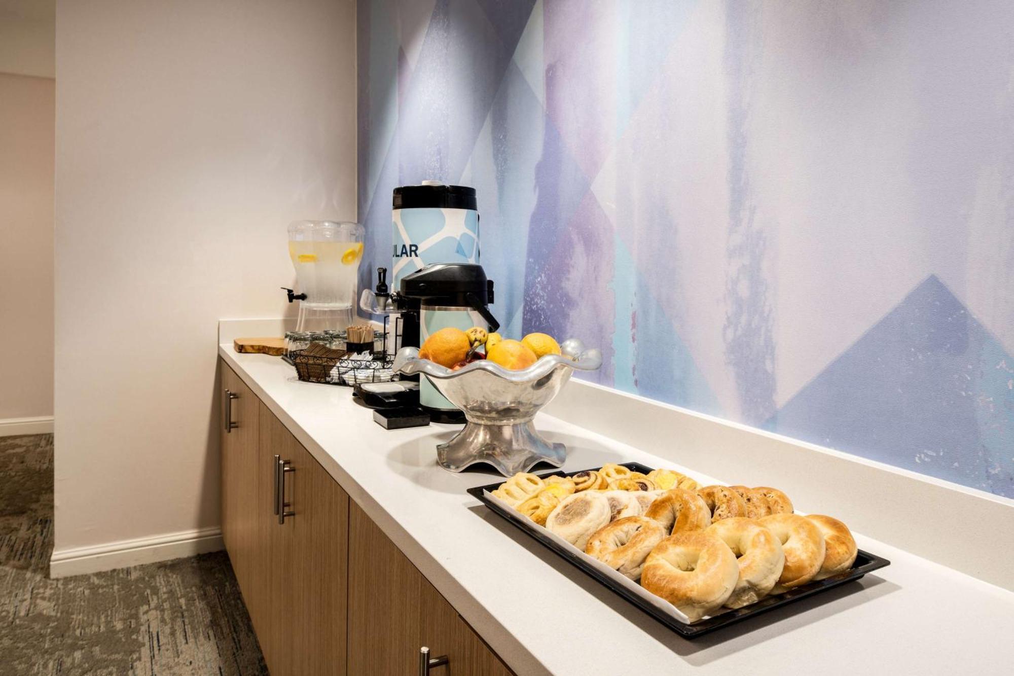 Hilton Garden Inn Фолсом Экстерьер фото